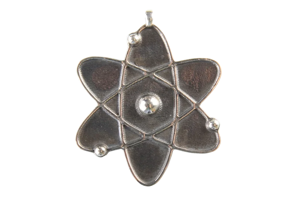 Amulett mit sternförmigem Relief