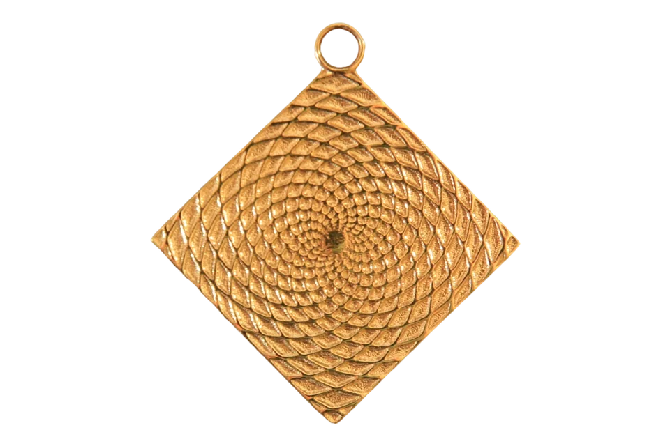 Rautenförmiges Amulett mit Spiralstruktur